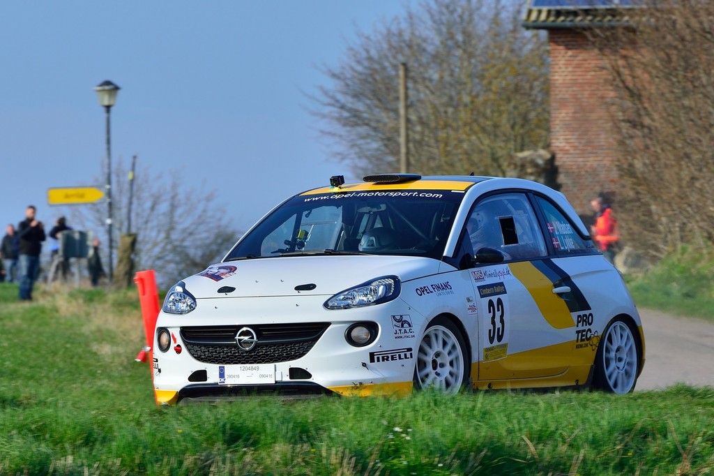 Jacob Madsen er er et kæmpetalent, der i Line Lykke Jensen har fået en erfaren codriver. Her styrer de deres Opel ADAM gennem et skarpt sving på en nordtysk landevej.
(Foto: Michael Eisenberg)